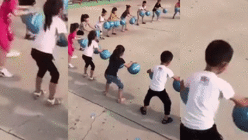 Tranh cãi quanh clip tập bóng rổ gây bão của trẻ mẫu giáo Trung Quốc