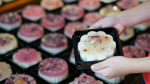 Nhóm bạn Hà Nội làm hàng trăm bánh thạch tặng y, bác sĩ chống dịch