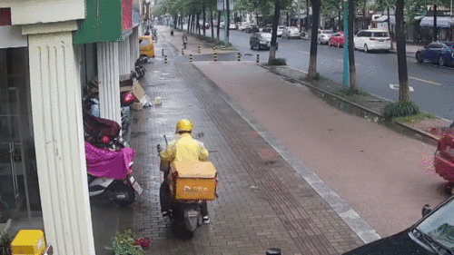 Đi giày cao gót, nữ tài xế ‘nhỡ’ chân ga tông văng shipper