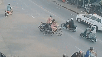 Giật dây chuyền của cô gái, nam thanh niên bị hàng chục người vây bắt