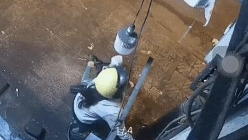 Vặn trộm bóng đèn bên đường, 2 cô gái không ngờ bị camera ghi lại