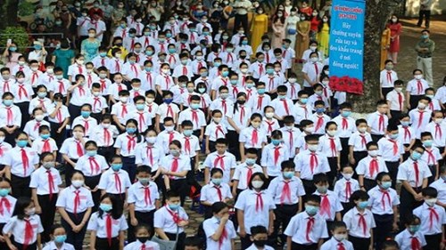 Khai giảng đeo khẩu trang, giãn cách, xem qua màn hình ở Hà Nội