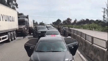 Xem cảnh sát nổ súng, vây bắt ‘xế hộp’ nghi chở ma túy qua Hà Tĩnh