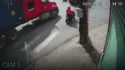 Khoảnh khắc xe container ôm cua cán tử vong 2 người phụ nữ đi xe máy