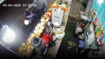 Giả vờ mua nước ép, tên ăn trộm khiến cô gái 'đứng hình'