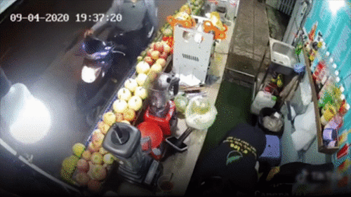Giả vờ mua nước ép, tên ăn trộm khiến cô gái 'đứng hình'