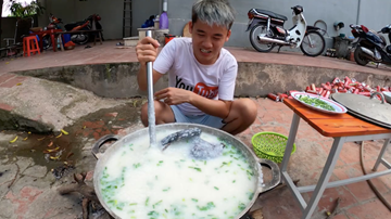 Con trai bà Tân Vlog bị 'ném đá' vì nấu cháo bằng gà còn nguyên lông