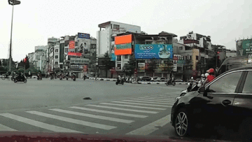 Nữ tài xế 'nhỡ' chân tông văng loạt xe máy chờ đèn đỏ trên đường Ô Chợ Dừa