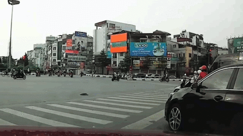 Nữ tài xế 'nhỡ' chân tông văng loạt xe máy chờ đèn đỏ trên đường Ô Chợ Dừa