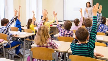 Muốn con hết rụt rè, tự ti trên lớp, cha mẹ bỏ túi ngay bí kíp này