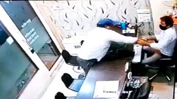 Ném ớt bột vào chủ tiệm rồi cướp vàng bỏ chạy