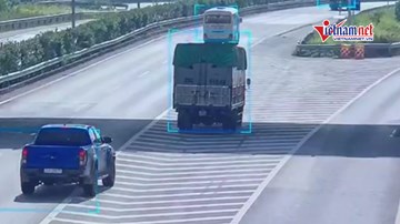 Xe bán tải tông 'bẹp đuôi' xe tải dừng 'thư giãn' trên cao tốc