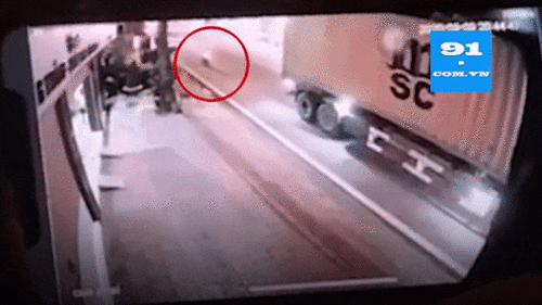 Khoảnh khắc 2 nữ sinh đi xe máy tông thẳng vào đuôi xe container dừng đỗ
