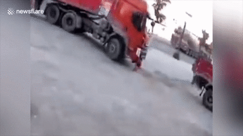 Bị xe đầu kéo cán qua người, cậu bé thoát chết thần kỳ