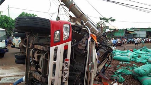 Xe tải đâm gãy cột điện khiến hai người thương vong, cả xã mất điện