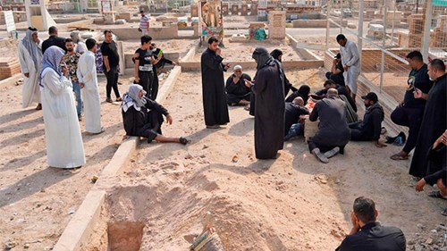 Được bật đèn xanh, dân Iraq đổ về nghĩa trang đào mộ người chết vì Covid-19