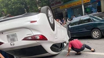 ‘Xế hộp’ bị lật ngửa giữa đường, nữ tài xế may mắn thoát chết