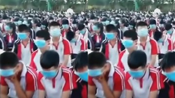 Lý do đằng sau việc học sinh ở TQ đeo khẩu trang lên mắt