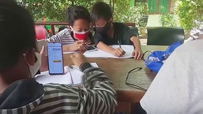Không có tiền nối mạng, học sinh Indonesia gom rác thải đổi lấy wifi