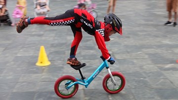 Xem các 'cua-rơ' nhí trổ tài trên xe thăng bằng, lao vun vút như tên bắn