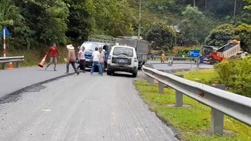 Tài xế xe cứu thương và 2 tài xế xe tải hỗn chiến trên quốc lộ