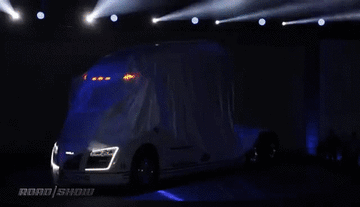 Hãng xe không tên tuổi bất ngờ trở thành đối thủ đe dọa Tesla