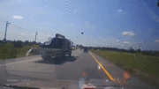 Tấm sắt bay xuyên thủng kính xe ôtô đang chạy trên cao tốc