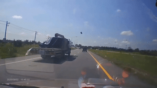 Tấm sắt bay xuyên thủng kính xe ôtô đang chạy trên cao tốc