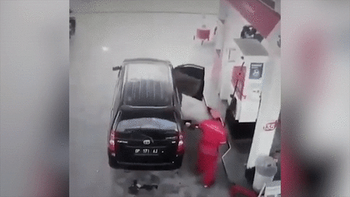 Đang đổ xăng, ôtô bất ngờ phát nổ rồi bốc cháy dữ dội
