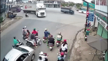 Tạt đầu container, thanh niên chạy xe máy gặp nạn kinh hoàng