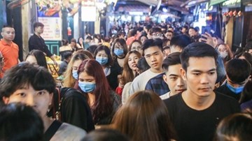 Phố Tây Hà Nội 'hồi sinh', nghìn người chen chân nhích từng bước