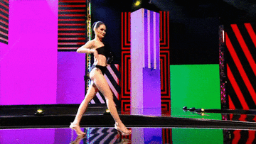 Á hậu Thái Lan gây sốt mặc bikini đi catwalk xoay 4 vòng như lốc xoáy