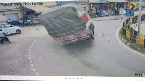 Khoảnh khắc nhóm người ngồi uống nước vỉa hè tránh kịp xe tải bị lật
