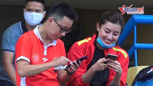 Á hậu Huyền My đến xem chung kết Cúp QG, không cổ vũ bạn thân Đức Huy