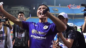 Ghi siêu phẩm giúp Hà Nội vô địch, Quang Hải cầm mic hò hét khắp sân
