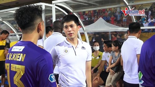 Đình Trọng lần đầu xuất hiện sau ca phẫu thuật lần 3 tại chung kết Cúp QG