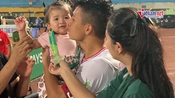 Bùi Tiến Dũng tặng HCB cho con gái, âu yếm hôn vợ 'đập tan' tin đồn rạn nứt