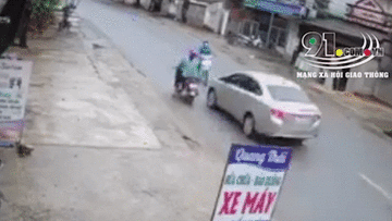 Ôtô chạy lấn làn, đâm người phụ nữ lộn nhiều vòng trên không