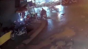 Đi trên vỉa hè, người đàn ông lọt xuống hố nước ở TP.HCM