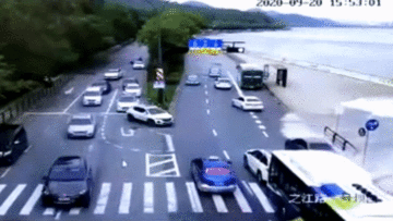 Hàng loạt ôtô bất ngờ bị nước cuốn trôi khi đang di chuyển trên đường