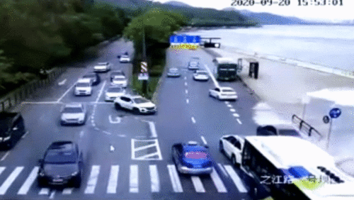 Hàng loạt ôtô bất ngờ bị nước cuốn trôi khi đang di chuyển trên đường