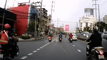Trổ tài bốc đầu xe máy, nam thanh niên nhận cái kết đắng