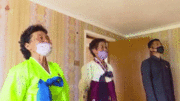 Người dân Triều Tiên khóc nức nở khi được nhận nhà mới sau bão lũ