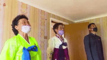 Người dân Triều Tiên khóc nức nở khi được nhận nhà mới sau bão lũ