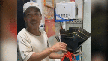 Bố ‘lấm lem’ mua hoa tặng mẹ, con gái ghi lại khoảnh khắc…ghen tị