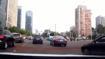 Tạt đầu, ném trà sữa vào kính chắn gió xe khác vì xin đường không được