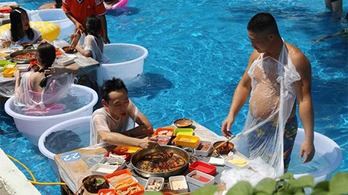 Chiêu hút khách mùa dịch: Trải nghiệm mặc bikini, ăn lẩu trong bể bơi