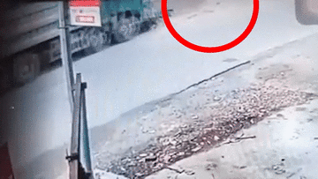 Người đàn ông thoát nạn trong gang tấc dưới bánh xe ben