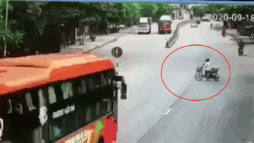 Xe khách lật nghiêng sau khi tông văng người đi xe đạp điện sang đường