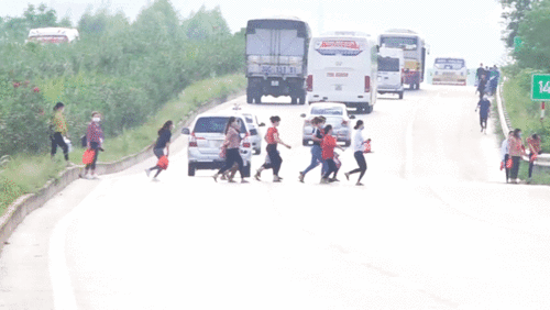 Hàng nghìn công nhân chạy ngang mũi xe tải, băng qua cao tốc mỗi ngày